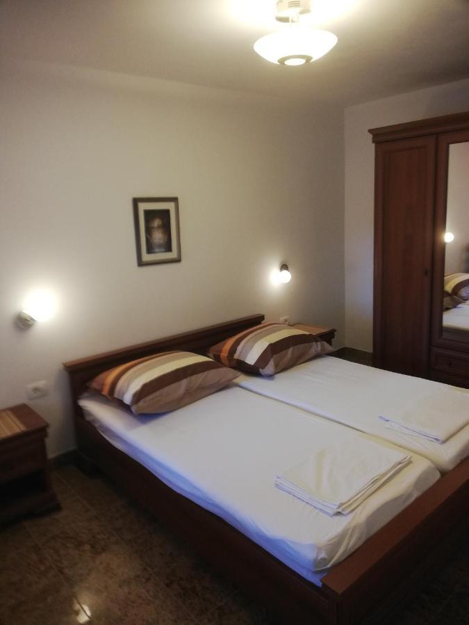 Apartman Nevia Lka Opric Экстерьер фото