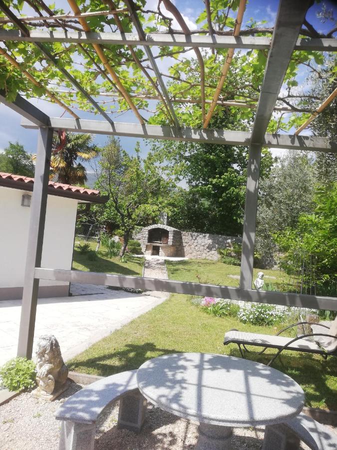 Apartman Nevia Lka Opric Экстерьер фото