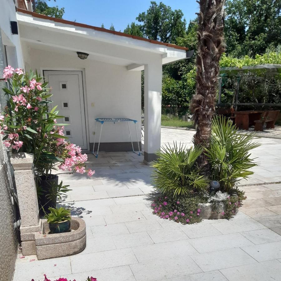 Apartman Nevia Lka Opric Экстерьер фото
